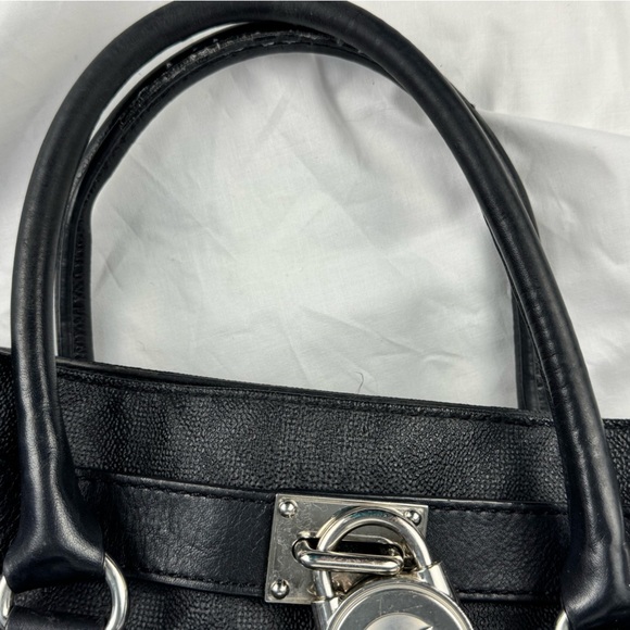 Michael Kors Hamilton Signature MK
Black Shoulder bag Handbag Saffiano
Leather - Picture 11 of 15